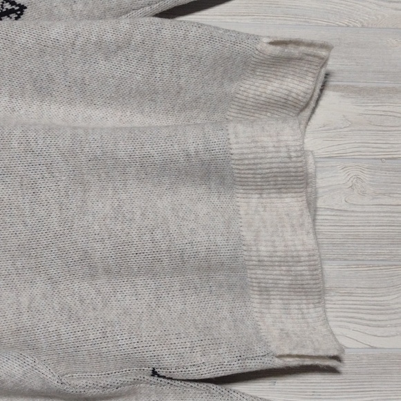 NWT Gorgeous Floral Knit Sweater - Picture 9 of 16